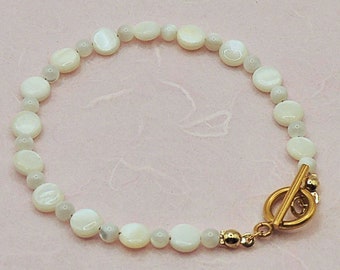 Armband aus Perlmuttperlen