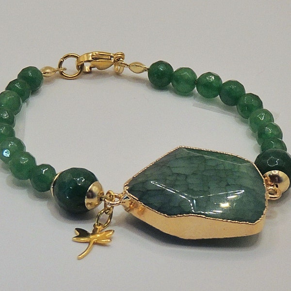 Bracelet en perles de jade vertes facettées et connecteur pierre en agate verte