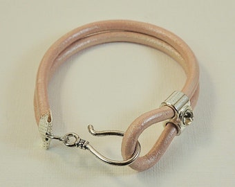 Pale pink double round leather strap, rhinestones and crochet clasp in silver metal