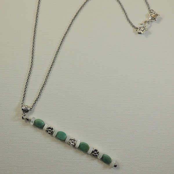 Collier perles en agate verte et nacre blanc. Chaîne en acier inoxydable argenté