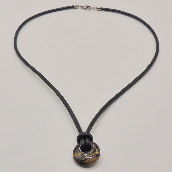 Collier avec pierre donut en œil de tigre et cordon en cuir noir