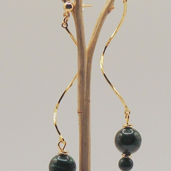 Boucles d'oreilles perles en malachite et fil torsadé plaqué or