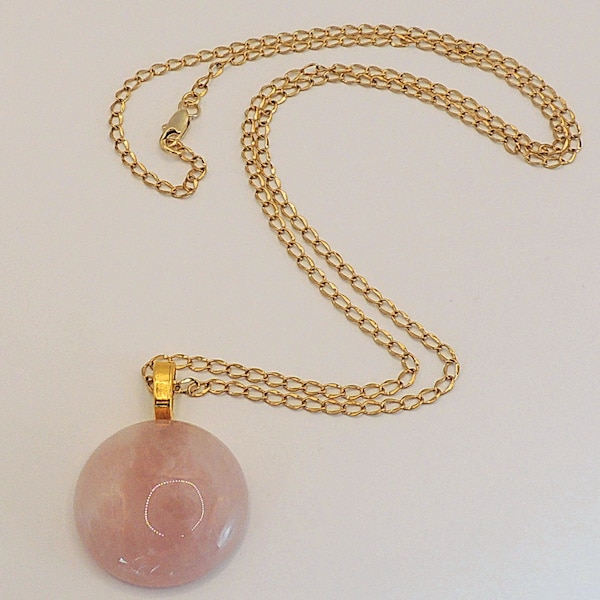 Collier sautoir avec cabochon en quartz rose et chaîne dorée