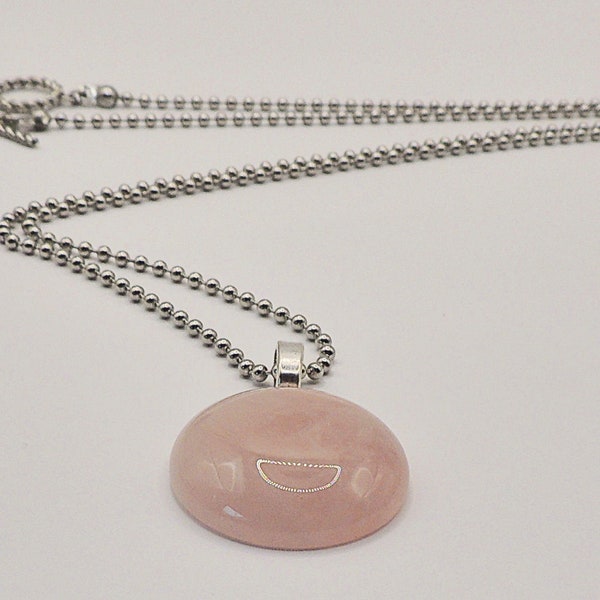 Collier sautoir avec cabochon en quartz rose et chaîne argentée