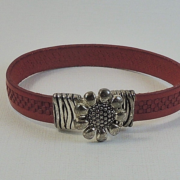 Bracelet cuir plat rouge gravé ethnique et joli fermoir fleur