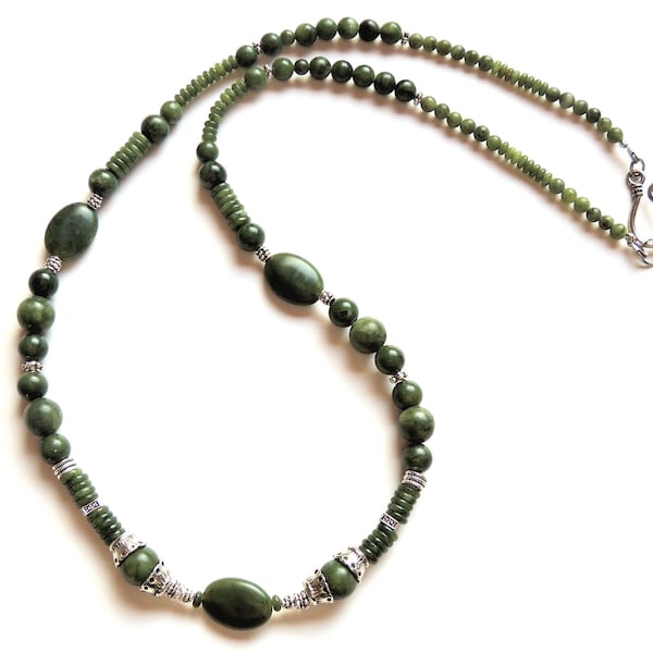 Collier sautoir en perles de jade vertes