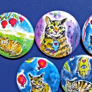 Magnesy na lodówkę dla kotów 1,5 cala, żydowski prezent świąteczny, ręka Hamsa, powodzenia, zabawna sztuka Judaica, granat, kuchnia w stylu kotów, urodziny miłośnika kotów