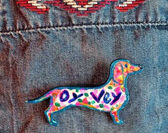 Pin de perro Dachshund de madera, pintado a mano, regalo Oy Vey, cumpleaños de mamá perro judío, accesorio yiddish divertido, arte judaica caprichoso, broche de madera