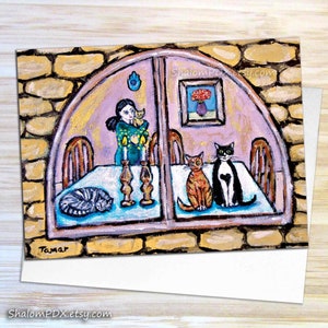 Carte Shabbat Shalom, art juif de chat, maman de chat, chandeliers de Shabbat, chat sur la table, impression de peinture, oeuvre d'art juive drôle, idée cadeau de dame de chat