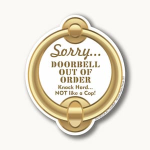 Könnte beinhalten: Ein weißer Aufkleber mit einem goldenen Türklopfer-Design. Der Aufkleber lautet "Sorry... Türklingel außer Betrieb. Klopfen Sie kräftig... NICHT wie ein Polizist!"