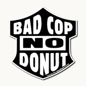 Puede incluir: Pegatina en blanco y negro en forma de escudo con el texto "Bad Cop No Donut". Copyright 2018, decalhell DH-00010.