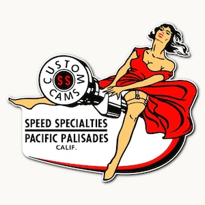 Könnte beinhalten: Eine Vintage-Illustration einer Frau in einem roten Kleid, die auf einer kundenspezifischen Nockenwelle sitzt, mit dem Text "CUSTOM CAMS SS" und "SPEED SPECIALTIES PACIFIC PALISADES CALIF."