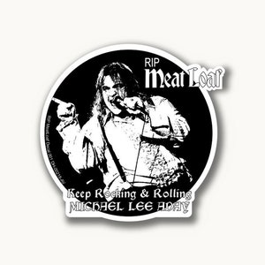 Op de afbeelding: Zwart-witte sticker met een portret van Meat Loaf die in een microfoon zingt. De sticker heeft de tekst "RIP Meat Loaf" en "Keep Rocking & Rolling MICHAEL LEE ADAY".