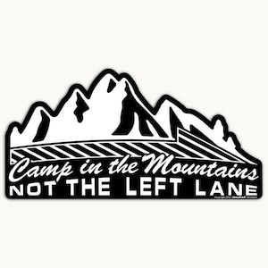 Calcomanía "Campamento en las montañas - No en el carril izquierdo"