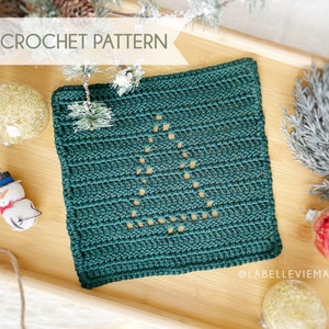 Może przedstawiać: Wzór na świąteczne drzewko zrobione na szydełku, w kolorze zielonym, z tekstem "PDF CROCHET PATTERN" u góry obrazu i "@LABELLEVIEMAISOUI" u dołu obrazu.