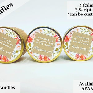 Pode incluir: Três velas de 85 gramas com tampas douradas e designs florais. Cada vela tem uma citação bíblica diferente: "Vós sois a luz do mundo, Mateus 5:14", "Brilhando como iluminadores no mundo, Filipenses 2:15", e "A tua palavra é... uma luz para o meu caminho, Salmo 119:105". As velas estão disponíveis em quatro cores e podem ser personalizadas.