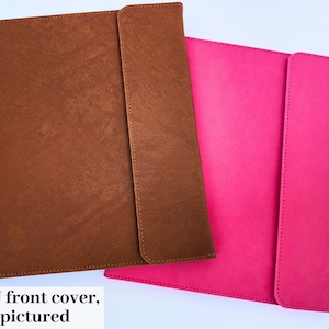 Op de afbeelding: Twee mappen, een bruin en een roze, met een effen voorzijde. De tekst "PLAIN front cover, as pictured" staat onderaan de afbeelding.