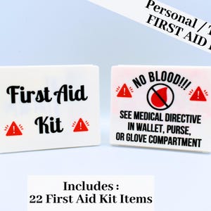 Puede incluir: Dos contenedores blancos de botiquín. Uno dice "First Aid Kit" con símbolos de advertencia rojos. El otro dice "NO BLOOD!!!" con un símbolo de gota roja y texto sobre directivas médicas. La imagen también dice "Incluye: 22 artículos de botiquín".