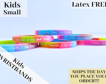 Puede incluir: Un conjunto de seis pulseras de silicona de colores con diferentes mensajes religiosos impresos en ellas. Las pulseras son de estilo tie-dye con un arcoíris de colores. Los mensajes en las pulseras son "Jehovah Is My Best Friend!" y "Listen, Obey, And Be Blessed".