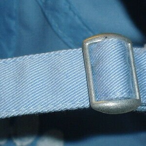 Pu&ograve; includere: Un berretto da baseball regolabile di colore azzurro chiaro con una chiusura a fibbia argentata.
