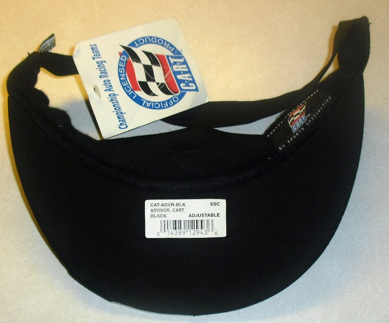 Pode incluir: Visor preto ajust&aacute;vel com o texto "CART" e "OFFICIAL LICENSED Championship Auto Racing Teams" na etiqueta. O visor &eacute; etiquetado "CAT-ADVR-BLK ADVISOR, CART BLACK" e tem um c&oacute;digo de barras.