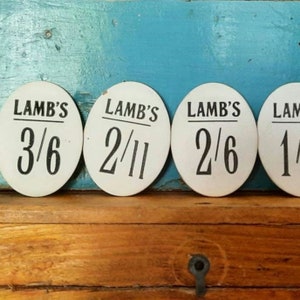 Etiqueta de preço de loja vintage, etiqueta de preço pré-decimal de loja vintage, Lamb's of Conduit Street London, gráficos em preto e branco