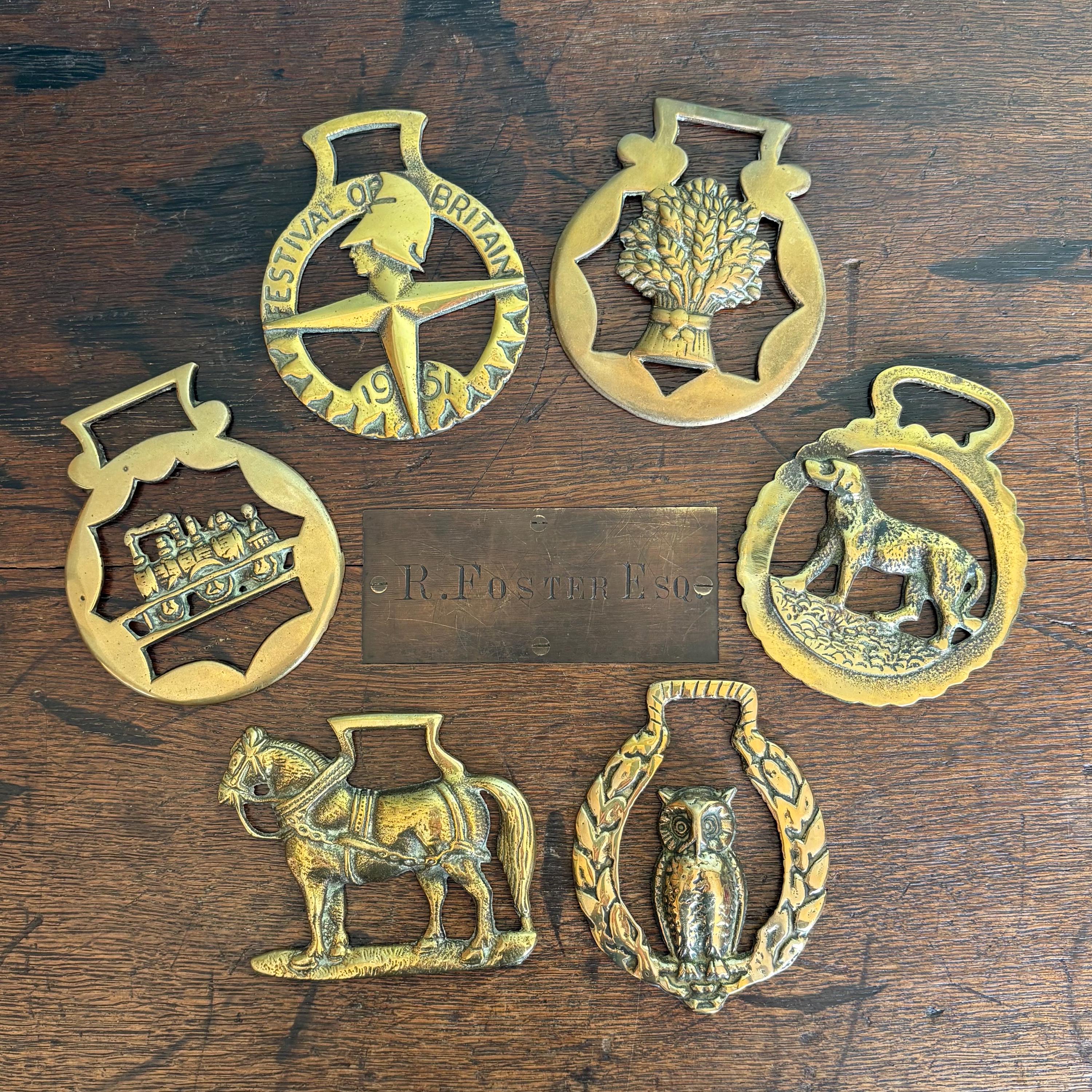Cheval en laiton vintage sur harnais en cuir. Lot de 2