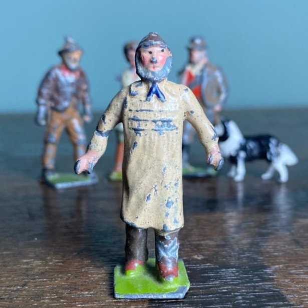 Lot Figurines Britains – Ferme : Fermier, Fermière, Chien, Vache – Plomb Creux