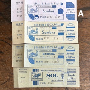 Puede incluir: Una colección de entradas de corridas de toros españolas antiguas. Las entradas presentan texto e ilustraciones en azul y blanco, incluyendo las palabras "Sombra", "Barrera" y "Sol". Las entradas son de la Plaza de Toros de Écija.