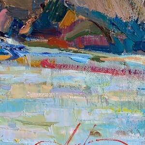 Puede incluir: Pintura abstracta de paisaje con un esquema de color azul, verde y amarillo. La pintura est&aacute; firmada en rojo con las iniciales del artista y el a&ntilde;o "12."