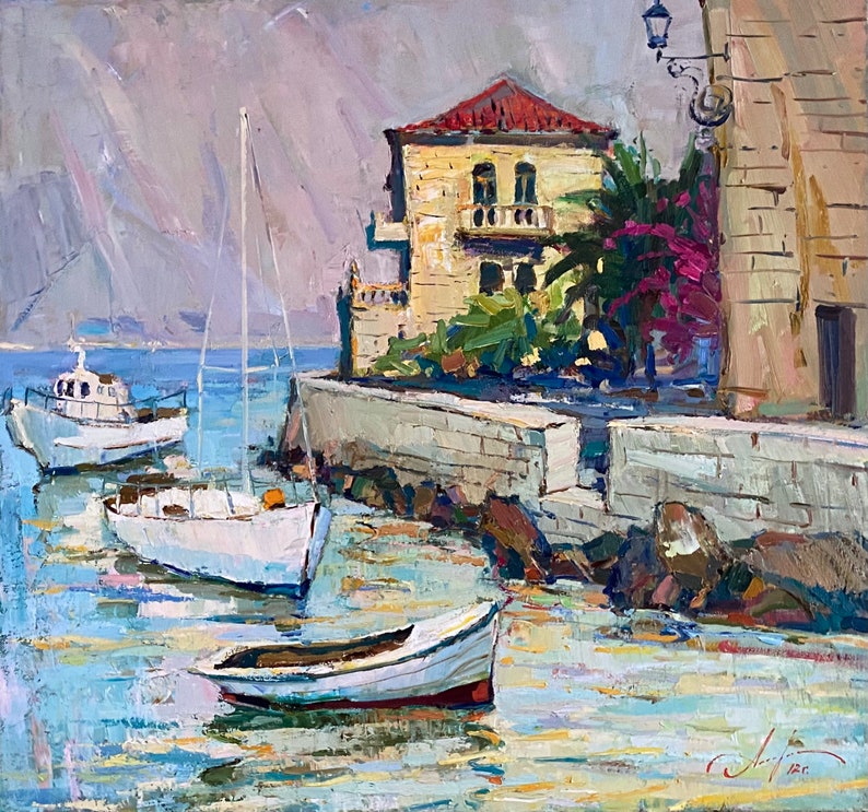 Puede incluir: Una pintura de una escena de puerto con tres barcos atracados cerca de un muro de piedra. Los barcos son blancos y el agua es azul. Un edificio amarillo con un techo rojo est&aacute; en el fondo.