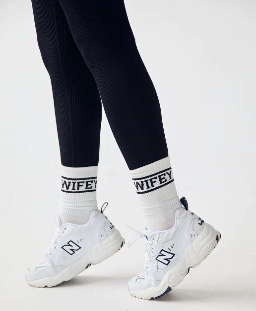 Calcetines para esposa, calcetines negros para esposa de Six Stories, calcetines de boda, accesorios para despedida de soltera, regalo para novia
