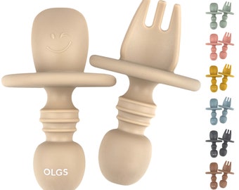 OLGS Silikon Kinderbesteck 2er Set | Das erste Babybesteck Gabel, Löffel BPA-frei | Beißring für Babys & Kinder | Selbstfütterndes Besteck