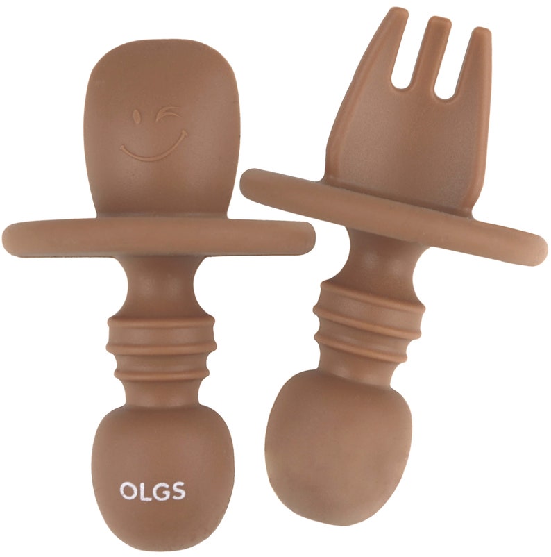 OLGS Silikon Kinderbesteck 2er Set Das erste Babybesteck Gabel, Löffel BPA-frei Beißring für Babys & Kinder Selbstfütterndes Besteck Clay