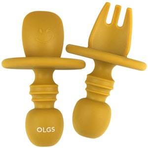 OLGS Silikon Kinderbesteck 2er Set Das erste Babybesteck Gabel, Löffel BPA-frei Beißring für Babys & Kinder Selbstfütterndes Besteck Mustard