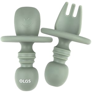 OLGS Silikon Kinderbesteck 2er Set Das erste Babybesteck Gabel, Löffel BPA-frei Beißring für Babys & Kinder Selbstfütterndes Besteck Sage