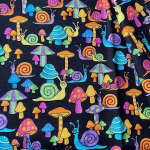 Op de afbeelding: Een zwarte stof met een herhalend patroon van kleurrijke slakken en paddenstoelen. De slakken zijn in verschillende kleuren, waaronder blauw, groen, geel en roze. De paddenstoelen zijn ook in verschillende kleuren, waaronder rood, oranje, geel en paars.