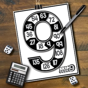 Pode incluir: Um tabuleiro de jogo preto e branco com o número 9 impresso em um tipo de letra grande. O tabuleiro é projetado para um jogo chamado "Skip Count 9".