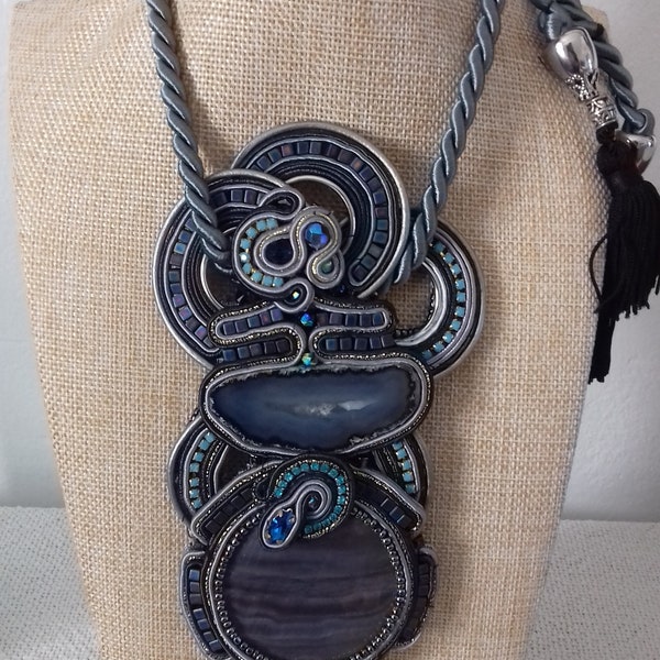 Collana lunga, regolabile con cordino di seta, tecnica Soutache, pietre semipreziose, agate, madreperla, cristallo ewasrovski