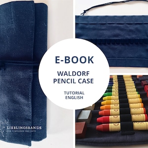 Könnte beinhalten: Ein blaues Stoff-Bleistift-Etui mit Kordelzug. Das Etui ist aufgerollt und mit einer Schnur gebunden. Das Etui ist mit "E-BOOK WALDORF PENCIL CASE TUTORIAL ENGLISH" beschriftet.
