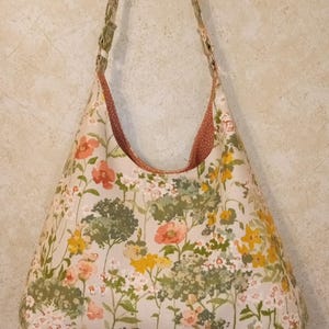 Hobo Bag, Wildflower Floral Linen Hobo Shoulder Bag, Large Canvas Hobo Handbag With Pink, Green, And Yellow Flowers On An Ivory Background.
