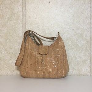 Bolso bandolera de corcho natural con plata metalizada, bolso bandolera de corcho natural con motas plateadas, bolso de corcho Phoebe con bolsa con cremallera.