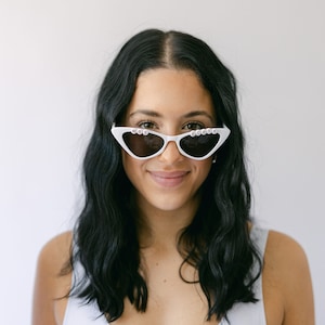 Benutzerdefinierte Braut Sonnenbrillen | Retro Katzenaugen-Sonnenbrille | Personalisierte Sunnies | Brautparty Geschenke | Brautjungfer Geschenke | Brautgeschenk sein