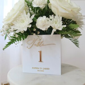Massief wit acryl tafelnummer middelpunt met verhoogde tekst | Bloembak tafelnummer bruiloft | Modern bruiloftsdecor | 3D pop-outtekst
