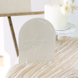 Bord voor kaarten en cadeaus met verhoogde tekst | Klein gebogen acrylbord | Gepersonaliseerde kaarten + cadeaubord | 3D pop-out tekst geschilderd bruiloftsdecor