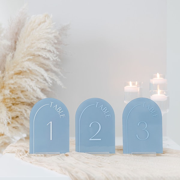 Números de mesa arqueados acrílicos pintados con texto en relieve / Números de mesa de boda / Números de mesa de boda personalizados / Texto emergente 3D