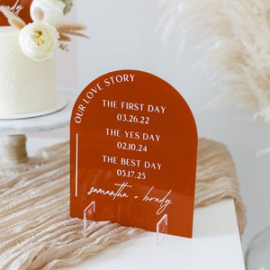 Notre histoire d'amour avec texte en relief | Petite enseigne en acrylique arquée | Signe d'histoire d'amour de mariage | Décoration de mariage peinte en texte pop-out 3D