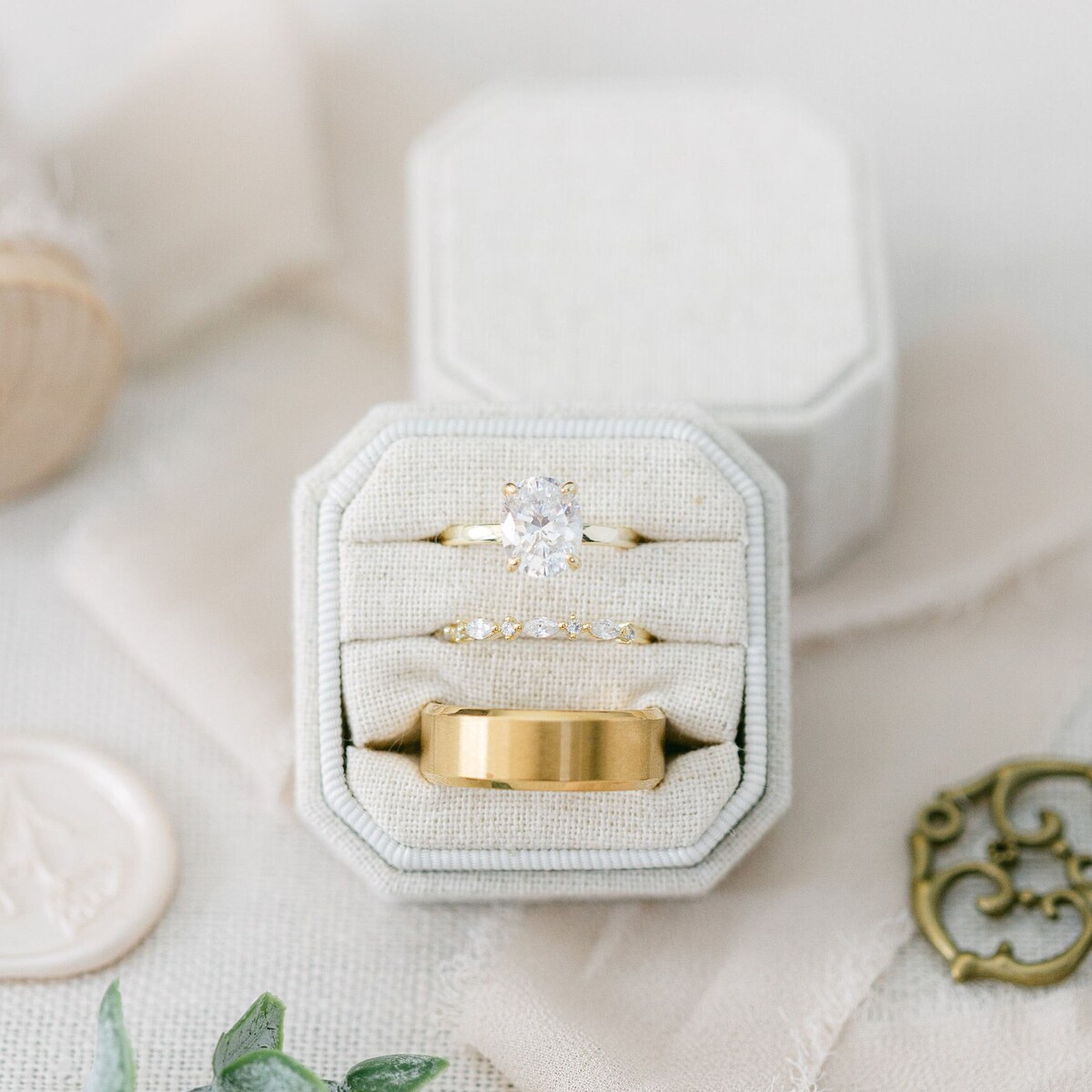 Triple slot ring box in white