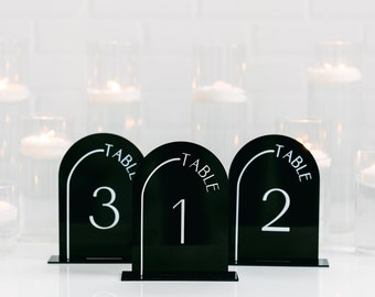 Effen zwart acryl gebogen tafelnummers met verhoogde tekst | Bruiloft tabelnummers | Aangepaste bruiloft tabelnummers | 3D-pop-outtekst