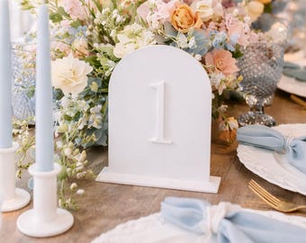 Números de mesa acrílicos arqueados / Decoración de boda con texto en relieve / Marcadores de mesa modernos